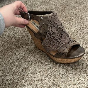 Not rated floral wedges in a taupe color
